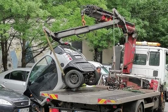 Паяк за неправилно паркирани автомобили обърна малък Смарт в София